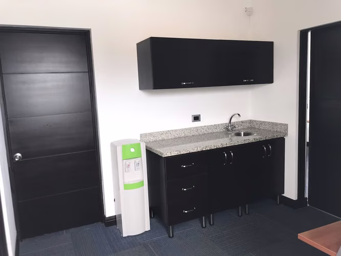 VENTA DE CASA DE OFICINAS COMPLETAMENTE AMUEBLADAS-ROHRMOSER