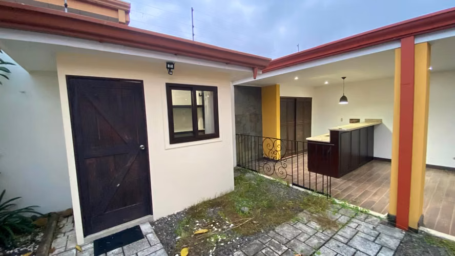 Cerca de Plaza Real Alajuela, amplia y hermosa casa. - Imagen 15