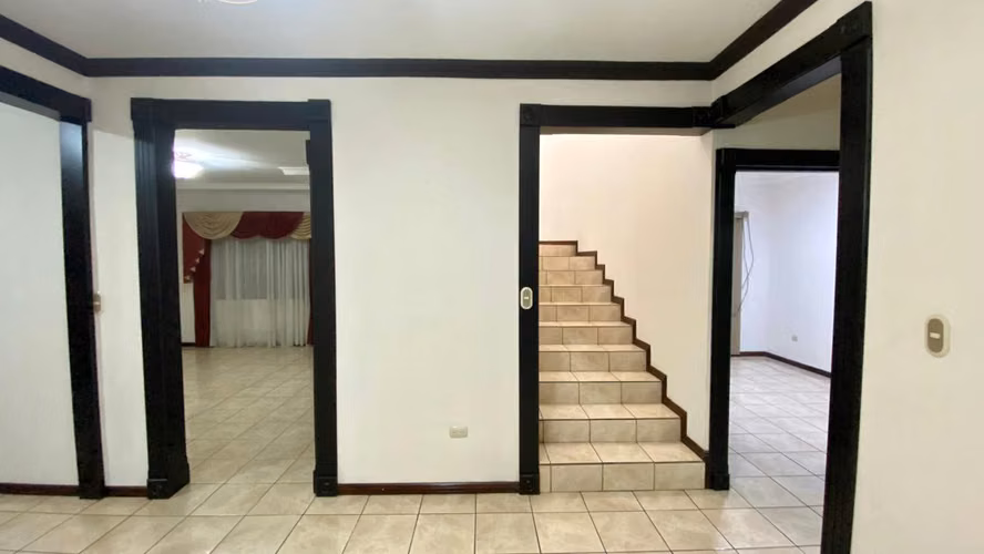 Cerca de Plaza Real Alajuela, amplia y hermosa casa. - Imagen 9