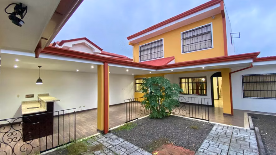 Near to Plaza Real Alajuela, spacious and beautiful house.