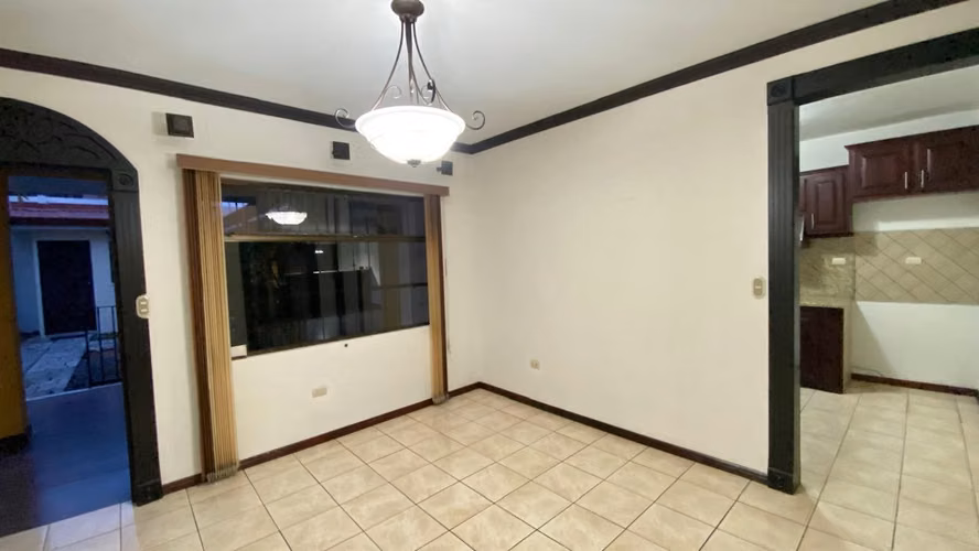 Cerca de Plaza Real Alajuela, amplia y hermosa casa. - Imagen 4