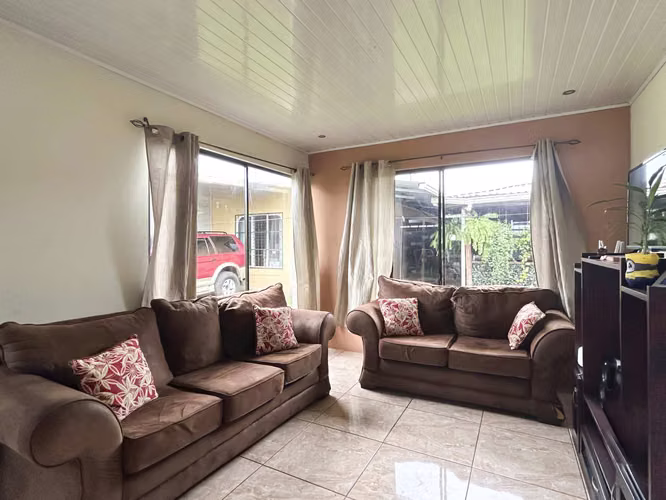 Venta de propiedad con 2 casas en Guápiles - Imagen 4
