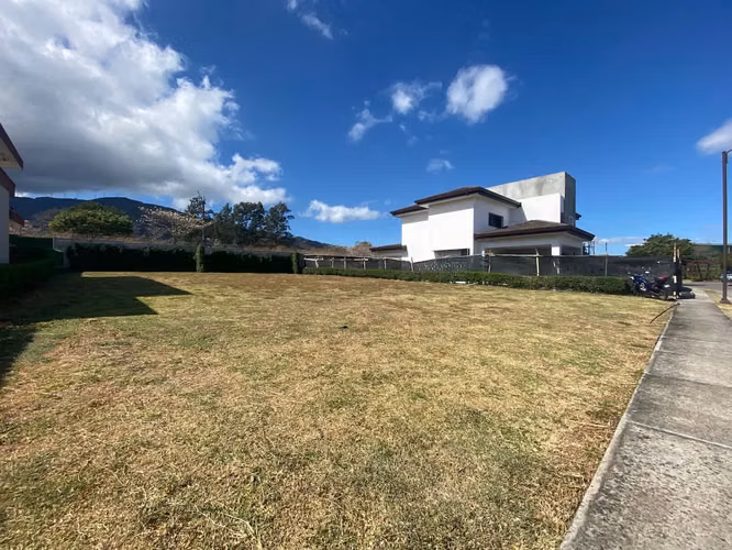 VENTA DE LOTE PLANO EN CONDOMINIO - SANTA ANA - Imagen 9
