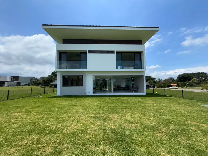 VENTA DE CASA EN CONDOMINIO - LOS REYES - LA GUACIMA - PARA INVERSION