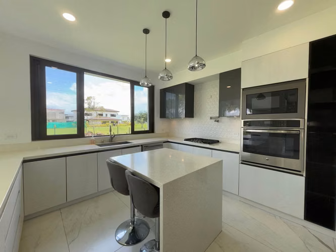 VENTA DE CASA EN CONDOMINIO - LOS REYES - LA GUACIMA - PARA INVERSION