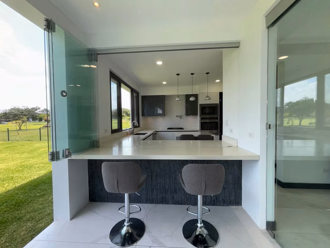 VENTA DE CASA EN CONDOMINIO - LOS REYES - LA GUACIMA - PARA INVERSION