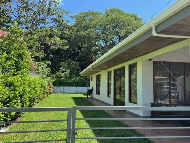Vendo casa de 3 habitaciones a 5 minutos de playas del coco