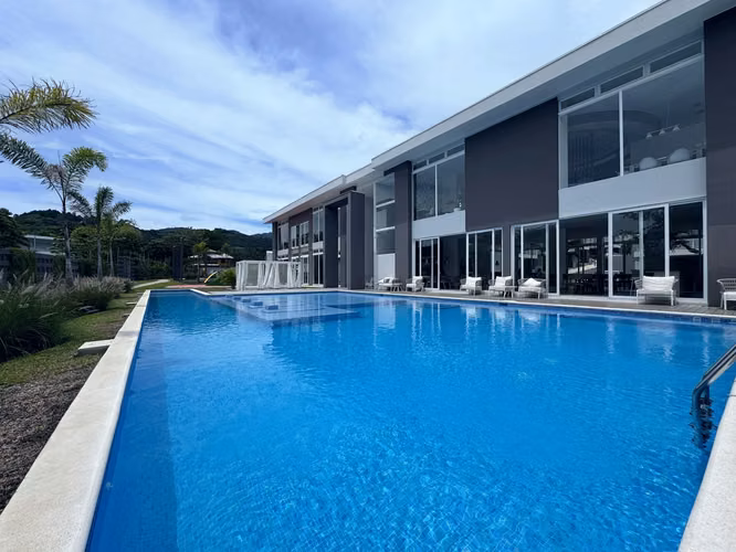 VENTA DE CASA PARA ESTRENAR RÍO ORO, SANTA ANA*