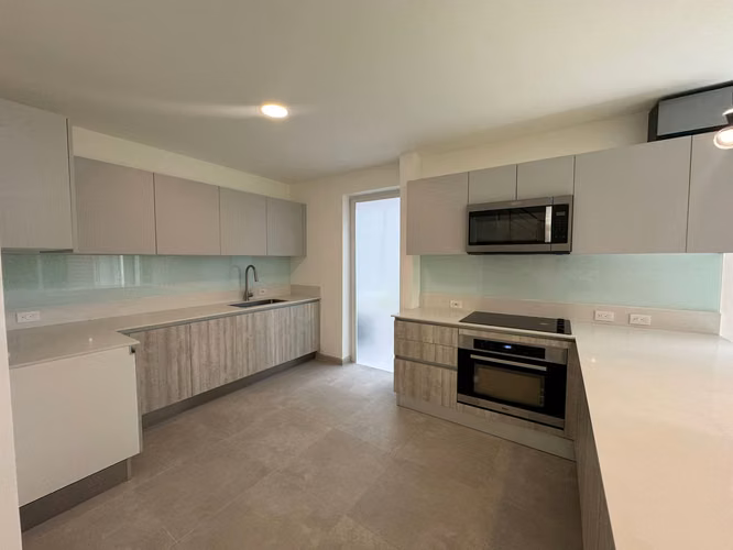 VENTA DE CASA PARA ESTRENAR RÍO ORO, SANTA ANA*