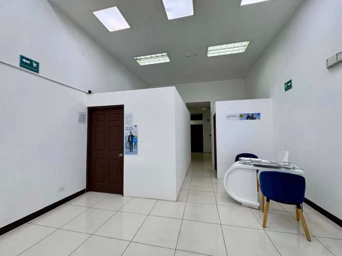 Se alquila amplio local comercial en el Centro Comercial del Barrio