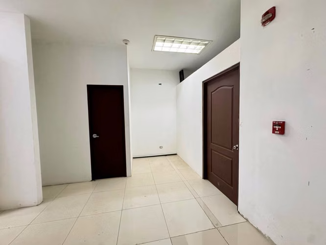 Se alquila amplio local comercial en el Centro Comercial del Barrio