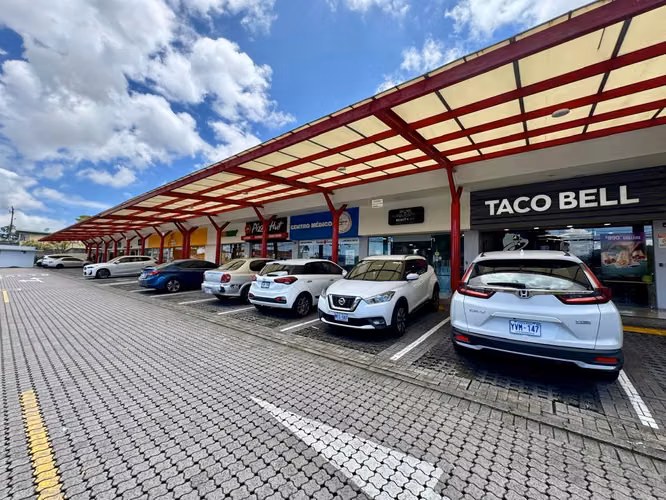 Se alquila amplio local comercial en el Centro Comercial del Barrio