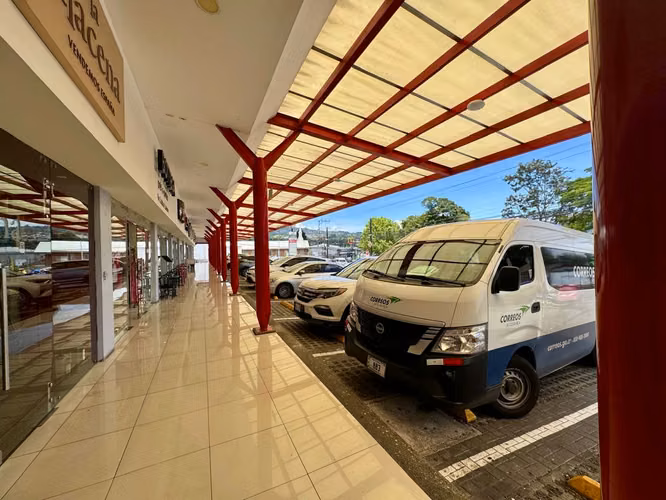 Se alquila amplio local comercial en el Centro Comercial del Barrio