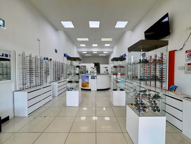 Se alquila amplio local comercial en el Centro Comercial del Barrio