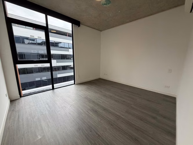Apartamento contemporáneo con línea blanca en Escazú Village  - Imagen 17