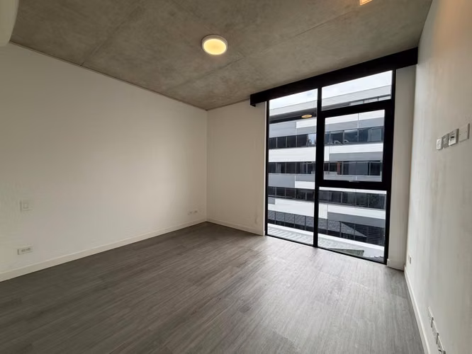 Apartamento contemporáneo con línea blanca en Escazú Village  - Imagen 27
