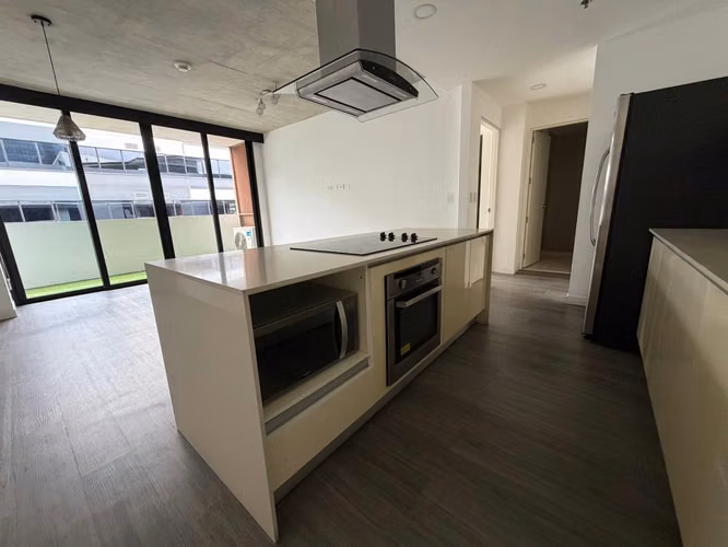 Apartamento contemporáneo con línea blanca en Escazú Village  - Imagen 7