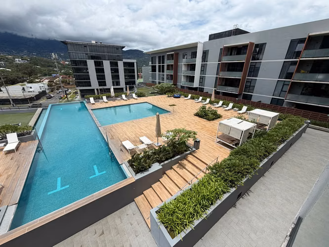 Apartamento contemporáneo con línea blanca en Escazú Village  - Imagen 13