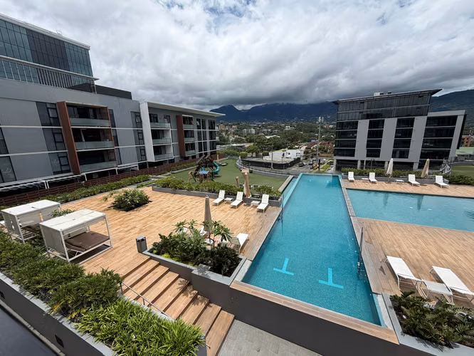 Apartamento contemporáneo con línea blanca en Escazú Village  - Imagen 15