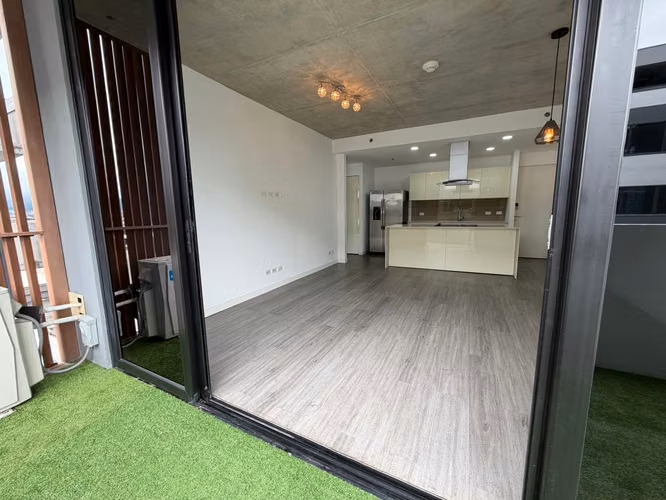 Apartamento contemporáneo con línea blanca en Escazú Village  - Imagen 19