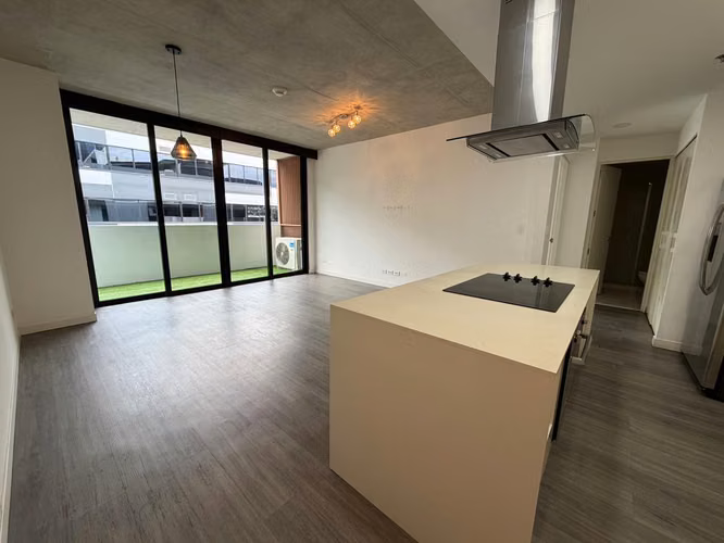 Apartamento contemporáneo con línea blanca en Escazú Village  - Imagen 21