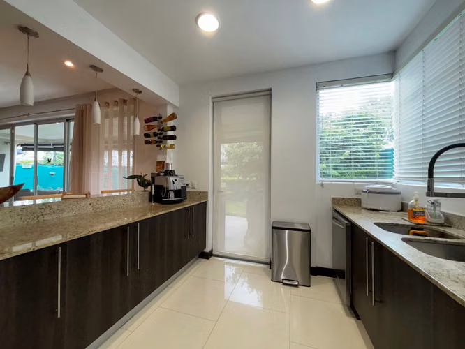 VENTA DE APARTAMENTO EN PRIMER PISO - CONDOMINIO - SANTA ANA
