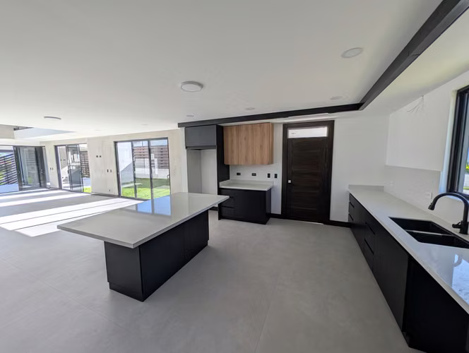 ESPECTACULAR.. Casa moderna en Condominio a estrenar