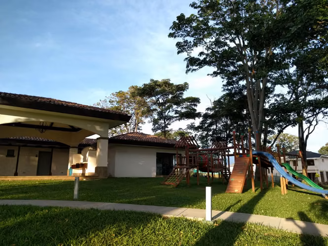ESPECTACULAR.. Casa moderna en Condominio a estrenar