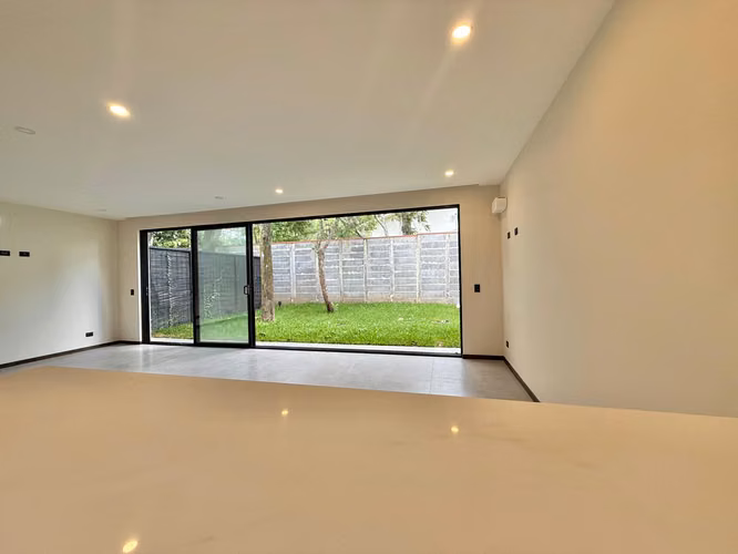 ALQUILER Y VENTA  DE CASA NUEVA EN SANTA ANA* - Imagen 4