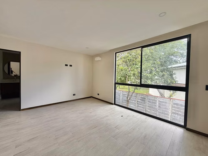 ALQUILER Y VENTA  DE CASA NUEVA EN SANTA ANA* - Imagen 7