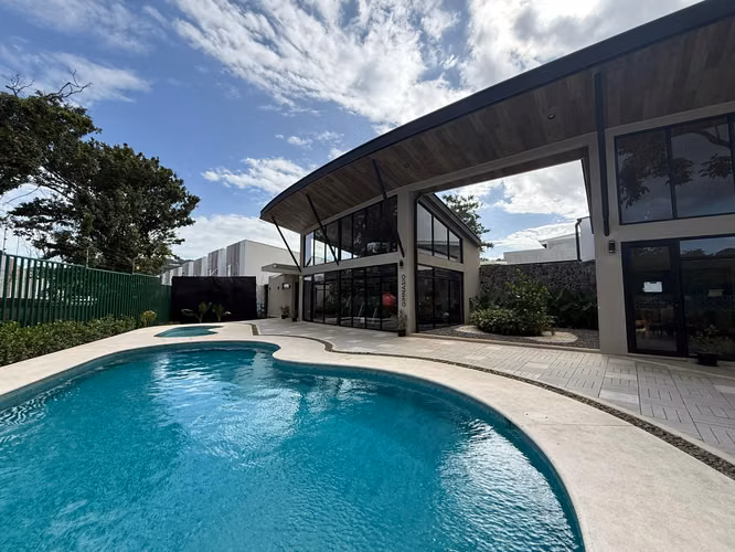 ALQUILER Y VENTA  DE CASA NUEVA EN SANTA ANA* - Imagen 18