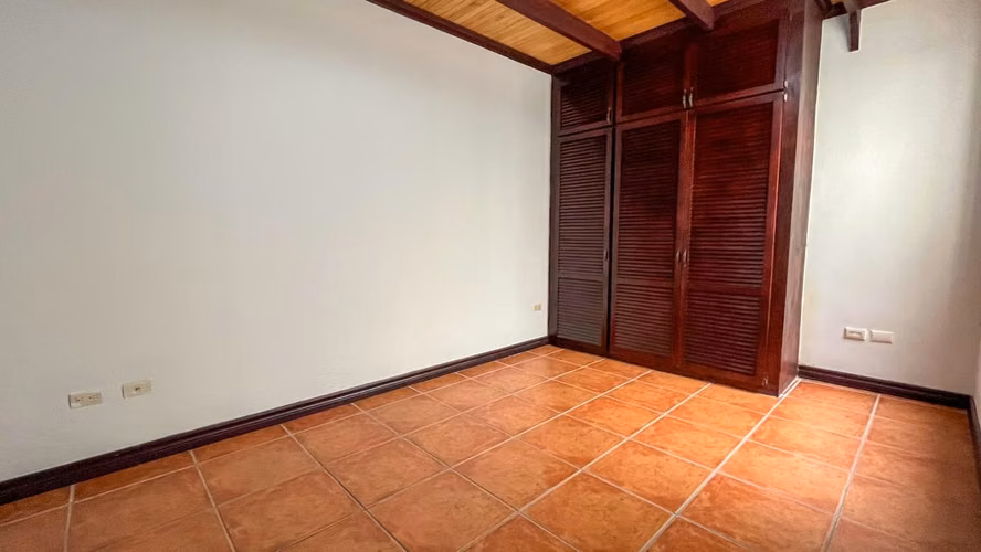 Se vende. Escazú: 2 townhouses en zona exclusiva a precio de oportunidad - Imagen 11