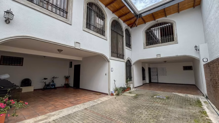 For sale. Escazú: 2 townhouses in exclusive area at an unbeatable price
