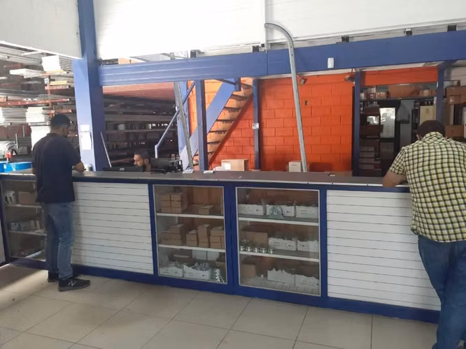 Alquiler Local Comercial cerca rotonda las garantias , comercial e industrial,1560m2 alquiler $11.700+iva O venta $1.4 millon - Imagen 3