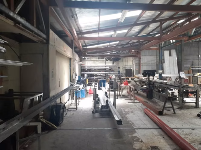Vendo GRAN OFERTA Local  Comercial e industrial,cerca de rotonda Las garantías1560m2 venta $1.4millon,o alquiler $11.700+iva - Imagen 2