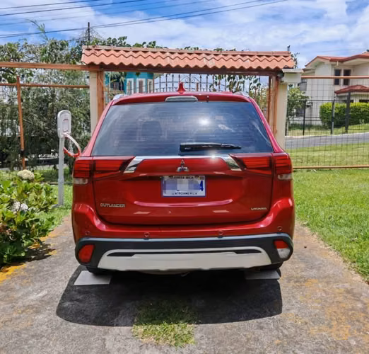 MITSUBISHI OUTLANDER 2020 AUTOMATICO MOTOR 2.000 CC 7 PASAJEROS FULL EXTRAS