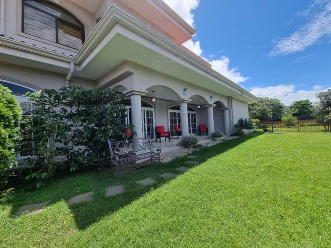 Venta Casa en Colinas de Montealegre, Tres Ríos - Lujo y Confort -