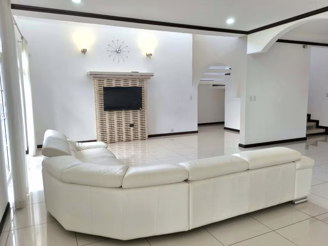 Venta Casa en Colinas de Montealegre, Tres Ríos - Lujo y Confort -
