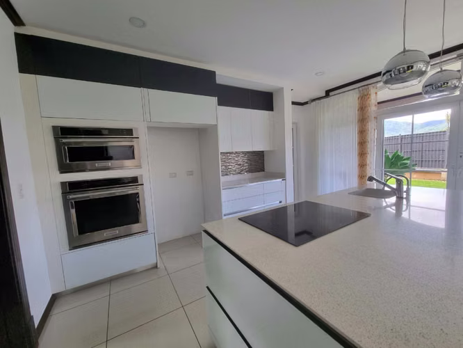 Venta Casa en Colinas de Montealegre, Tres Ríos - Lujo y Confort -