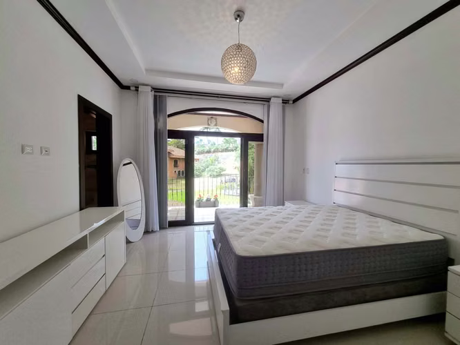 Venta Casa en Colinas de Montealegre, Tres Ríos - Lujo y Confort -