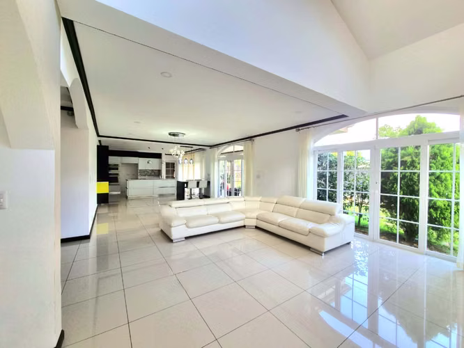 Venta Casa en Colinas de Montealegre, Tres Ríos - Lujo y Confort -