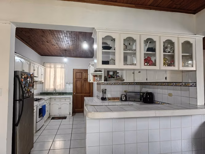 Oportunidad de inversión en Escazú: Casa esquinera de una planta con amplio terreno para desarrollo