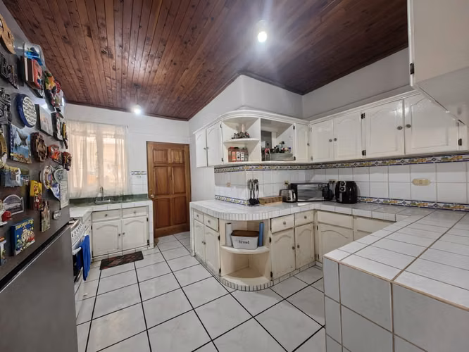 Oportunidad de inversión en Escazú: Casa esquinera de una planta con amplio terreno para desarrollo