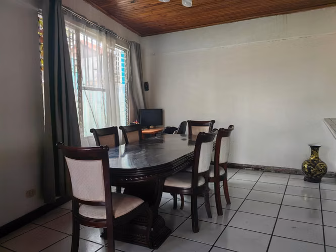 Oportunidad de inversión en Escazú: Casa esquinera de una planta con amplio terreno para desarrollo