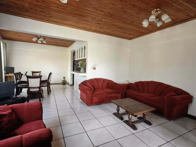 Oportunidad de inversión en Escazú: Casa esquinera de una planta con amplio terreno para desarrollo