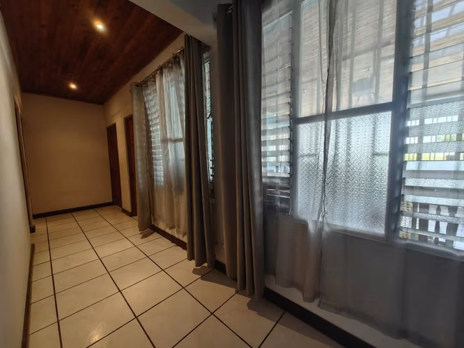 Oportunidad de inversión en Escazú: Casa esquinera de una planta con amplio terreno para desarrollo