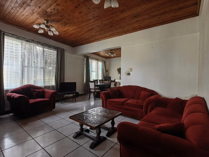 Oportunidad de inversión en Escazú: Casa esquinera de una planta con amplio terreno para desarrollo
