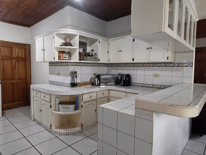 Oportunidad de inversión en Escazú: Casa esquinera de una planta con amplio terreno para desarrollo