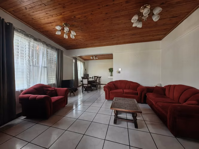 Oportunidad de inversión en Escazú: Casa esquinera de una planta con amplio terreno para desarrollo