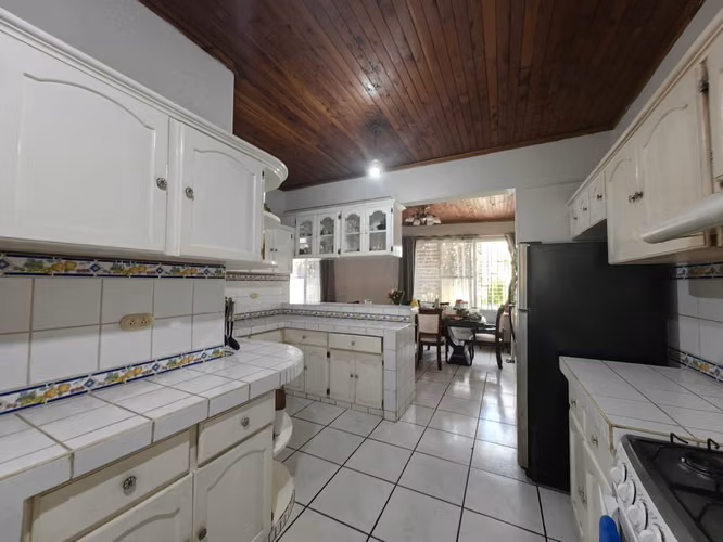 Oportunidad de inversión en Escazú: Casa esquinera de una planta con amplio terreno para desarrollo